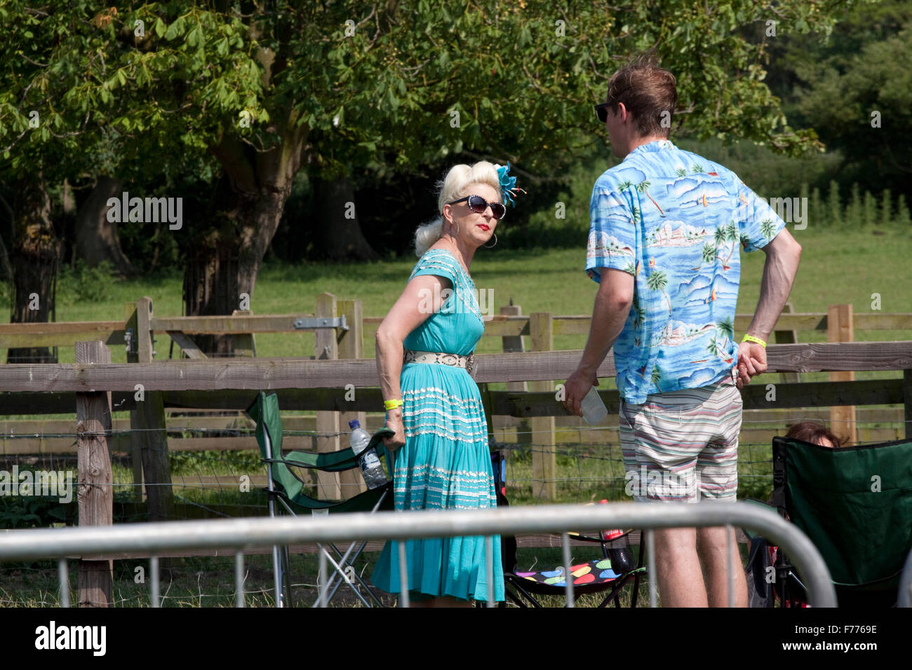 Frauen in einem westlichen Kleid und ein Mann im Hawaiihemd beim Musikfestival Stockfoto