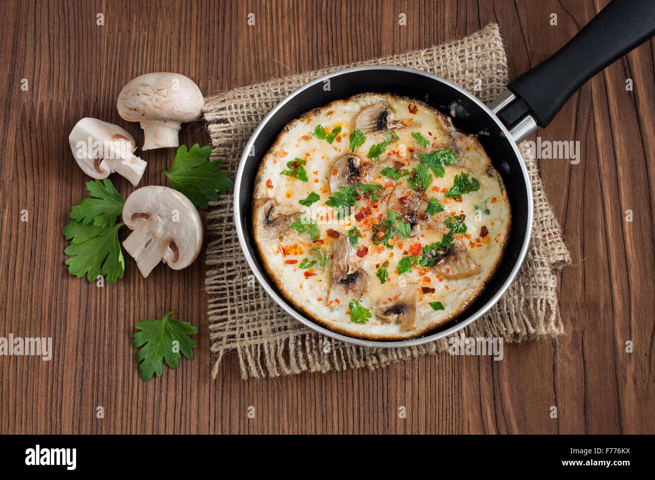 Omelette mit Pilzen in einer Pfanne Stockfoto