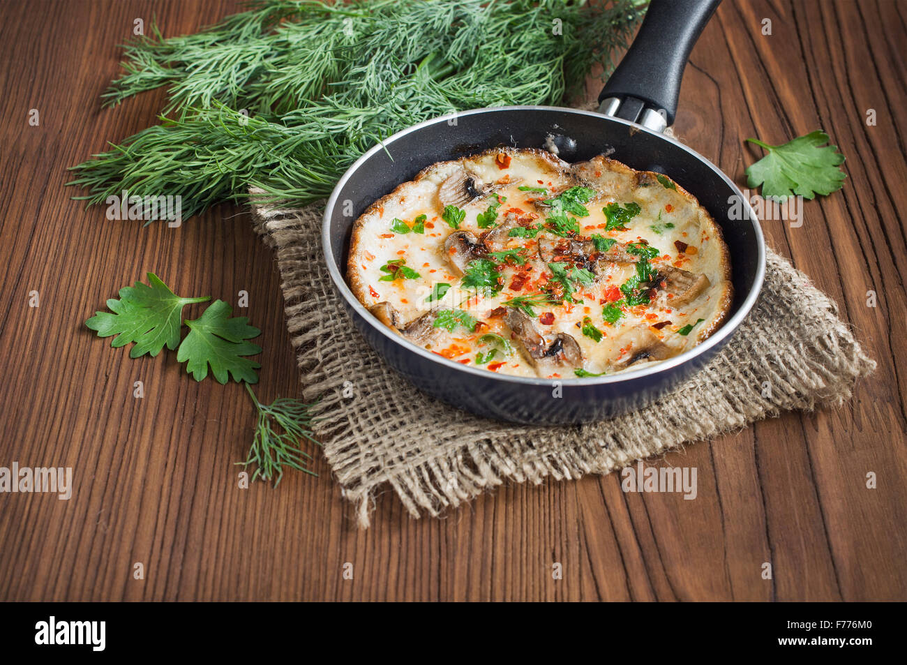 Omelette mit Pilzen in einer Pfanne Stockfoto