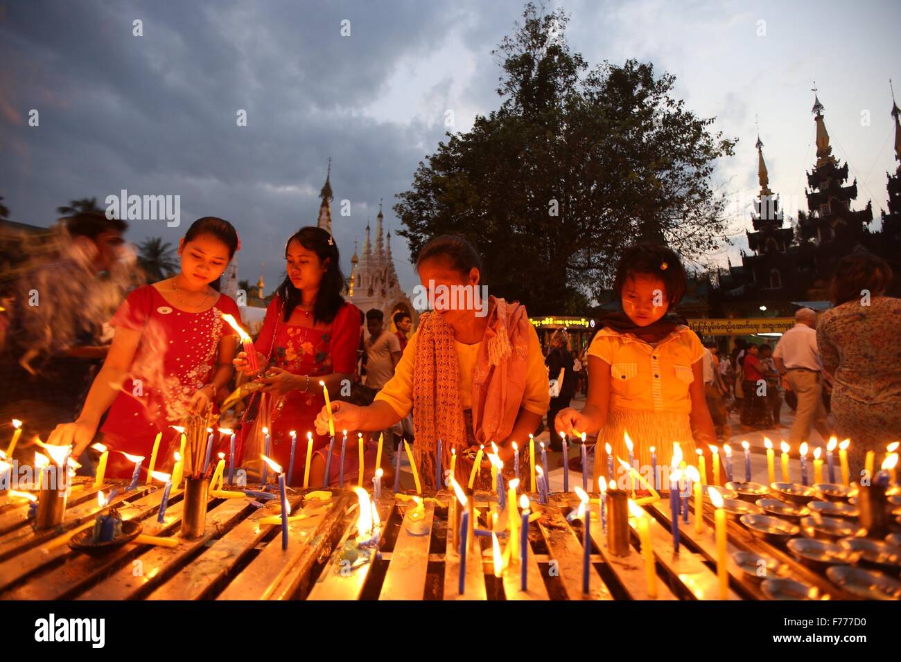 (151126)--YANGON, 26. November 2015 (Xinhua)--Menschen zünden Kerzen an Myanmar Tazaungdaing Volksfest an der Shwedagon-Pagode in Yangon, Myanmar, 26. November 2015. Das Tazaungdaing-Festival, auch bekannt als das Festival of Lights am Tag des Vollmonds im achten Monat des traditionellen Myanmar Kalenders fällt in Myanmar als nationaler Feiertag gefeiert und markiert das Ende der Regenzeit. (Xinhua/U Aung) Stockfoto