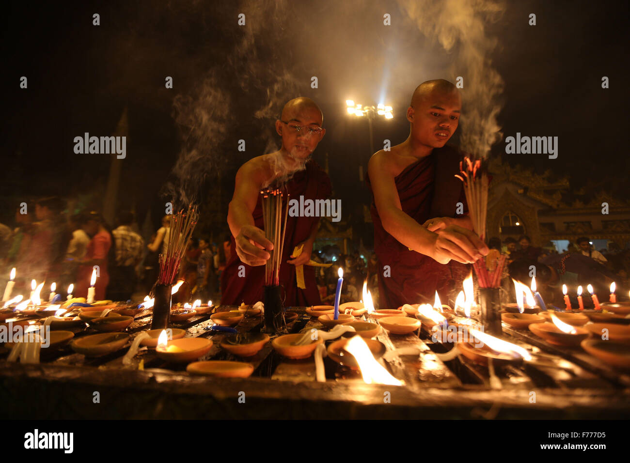 (151126)--YANGON, 26. November 2015 (Xinhua)--Myanmar buddhistische Mönche brennen Räucherstäbchen für ihre Gebete auf Myanmars Tazaungdaing Volksfest an der Shwedagon-Pagode in Yangon, Myanmar, 26. November 2015. Das Tazaungdaing-Festival, auch bekannt als das Festival of Lights am Tag des Vollmonds im achten Monat des traditionellen Myanmar Kalenders fällt in Myanmar als nationaler Feiertag gefeiert und markiert das Ende der Regenzeit. (Xinhua/U Aung) Stockfoto