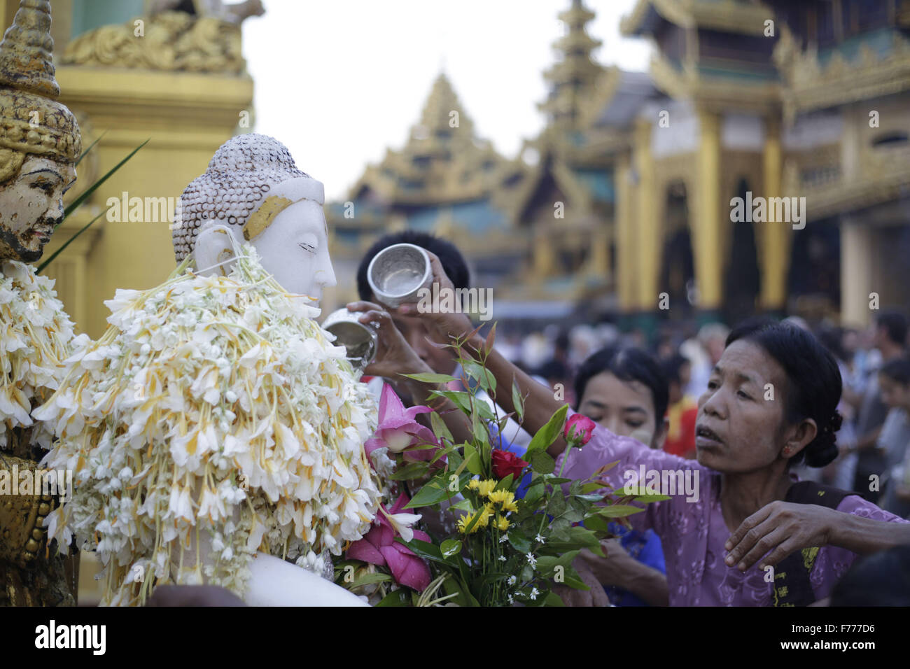 (151126)--YANGON, 26. November 2015 (Xinhua)--Anhänger gießen Wasser über eine Buddhastatue auf Myanmars Tazaungdaing Volksfest an der Shwedagon-Pagode in Yangon, Myanmar, 26. November 2015. Das Tazaungdaing-Festival, auch bekannt als das Festival of Lights am Tag des Vollmonds im achten Monat des traditionellen Myanmar Kalenders fällt in Myanmar als nationaler Feiertag gefeiert und markiert das Ende der Regenzeit. (Xinhua/U Aung) Stockfoto