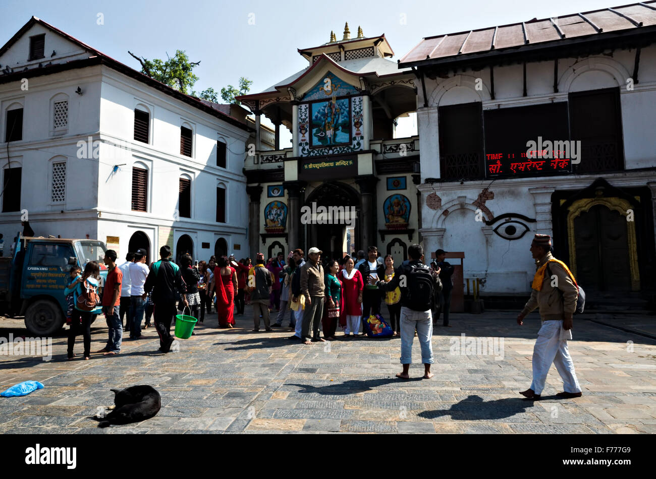 religiösen hinduistischen Bevölkerung und Touristen am Eingang des Pashupatinath Tempel in Kathmandu Stockfoto