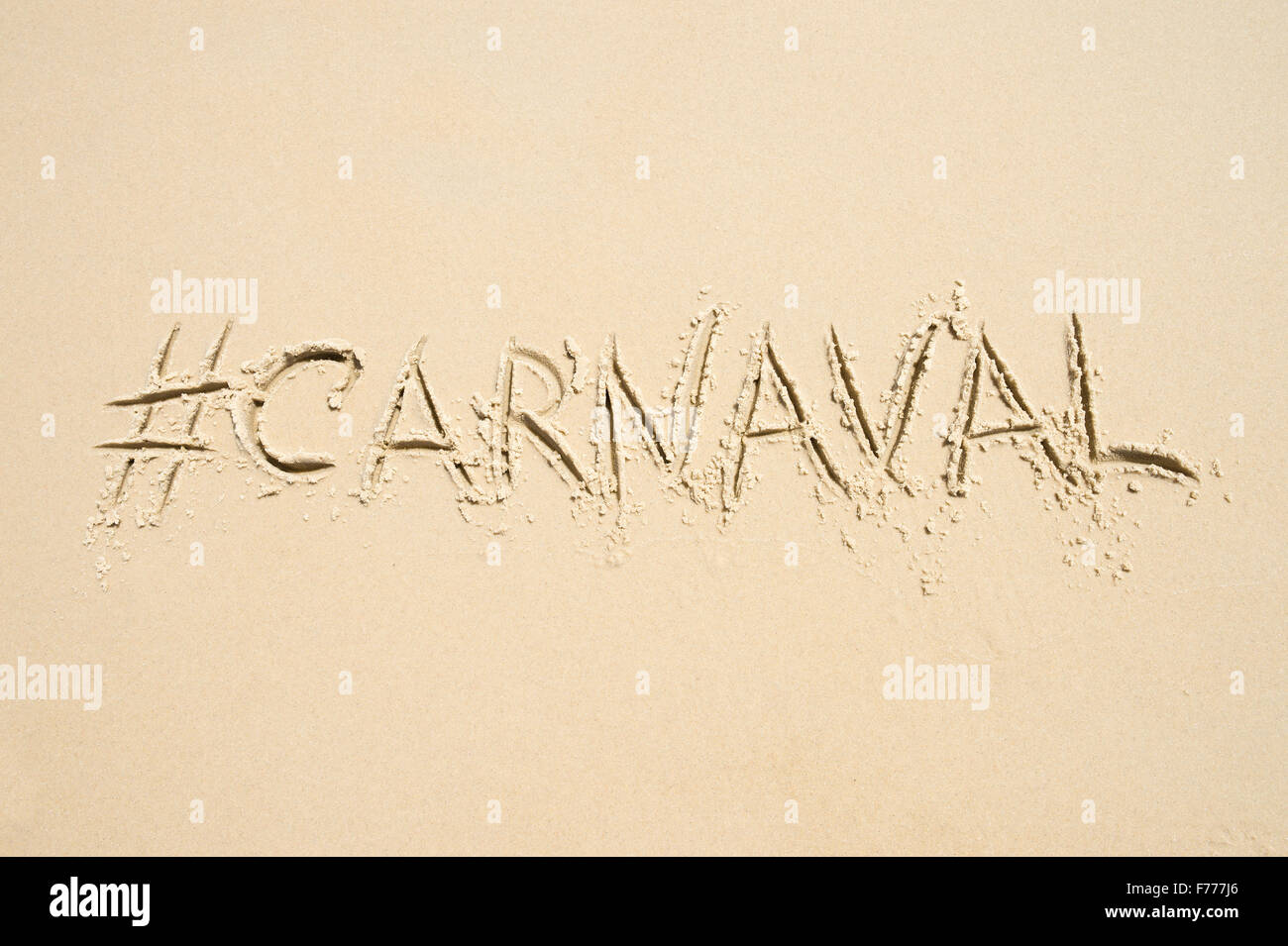 Hashtag-social Media-Nachricht für Karneval (Carnaval in portugiesischer Sprache geschrieben) geschrieben in weichen Sand am Strand von Rio De Janeiro Stockfoto