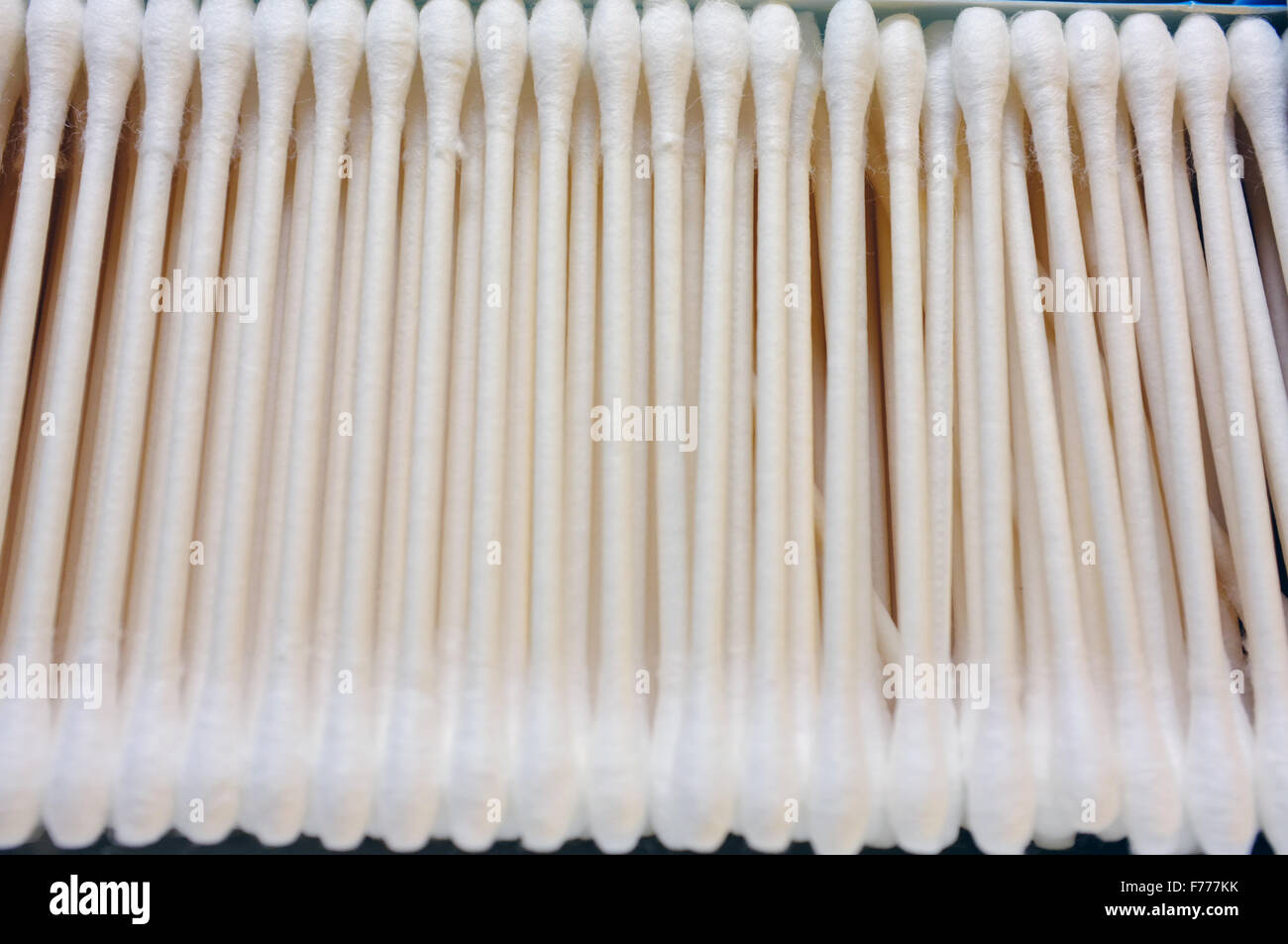 Eine Reihe von Wattestäbchen im Inneren ein q-Tip-Paket. Stockfoto