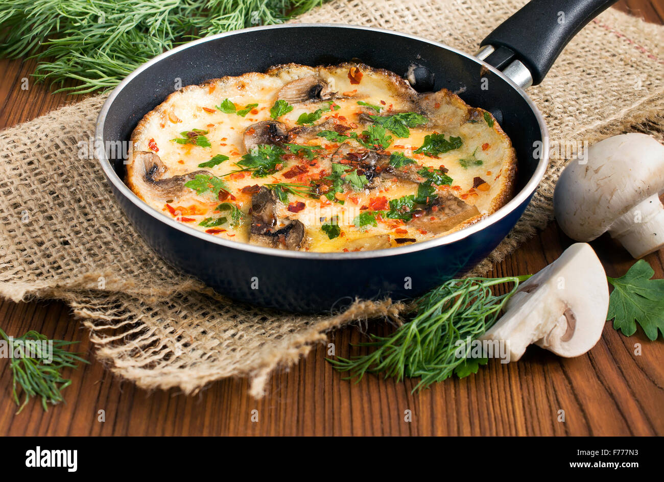 Omelette mit Pilzen im rustikalen Stil Stockfoto