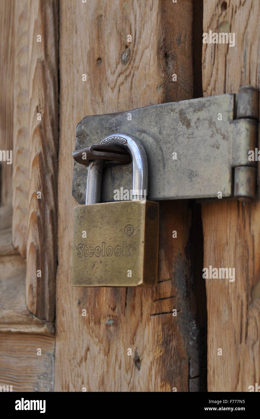 Locker auf einer alten Tür Stockfoto