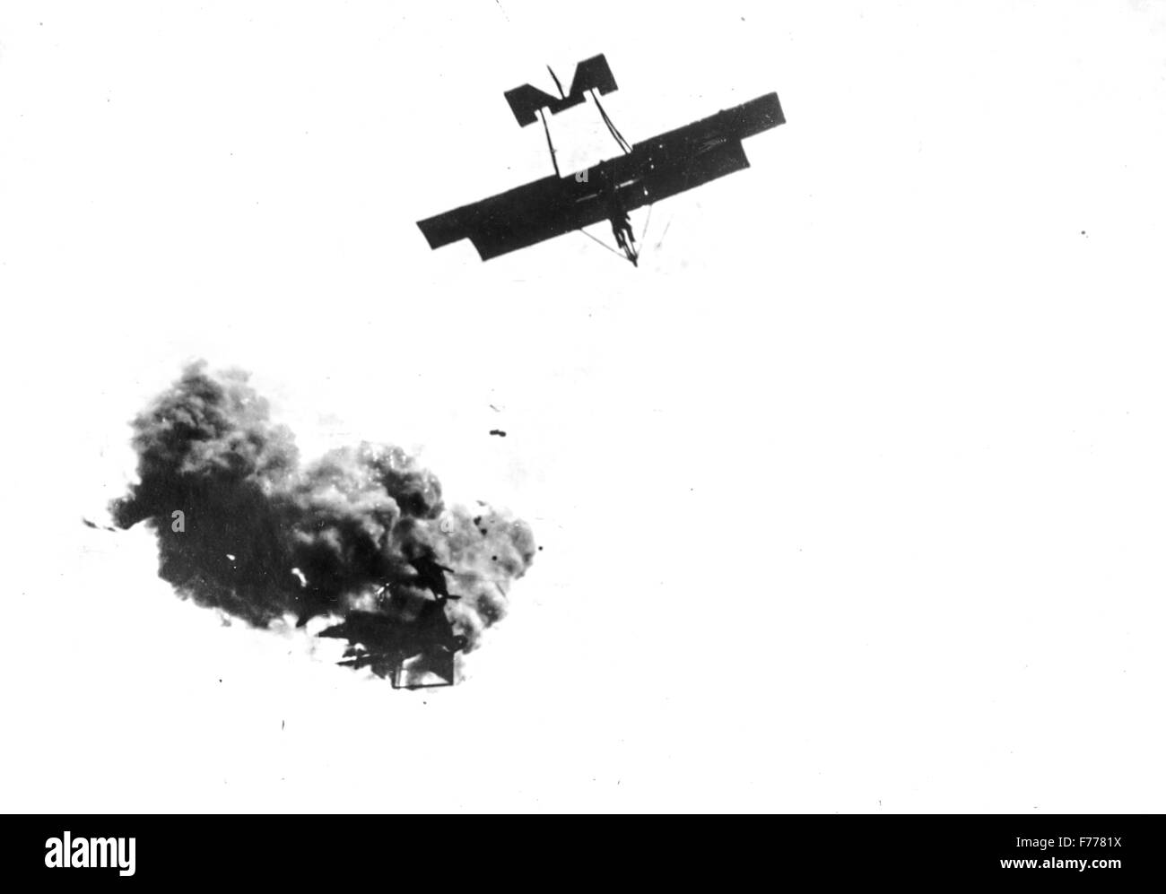 Italienische Flugzeuge durch feindliche Luftabwehr getroffen, in den ersten Monaten des Krieges, 1917 Stockfoto