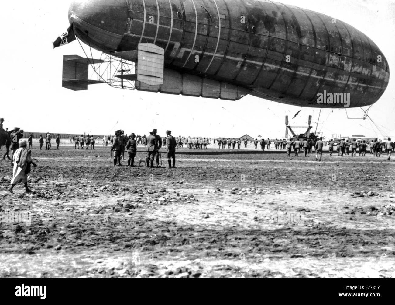 Italienische Luftschiff bei der Landung, Libyen 1912 Stockfoto