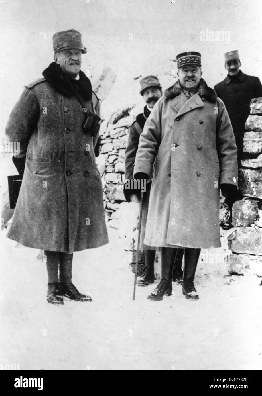 Vittorio Emanuele III mit einem französischen General an der italienischen Front im Winter 1918 Stockfoto