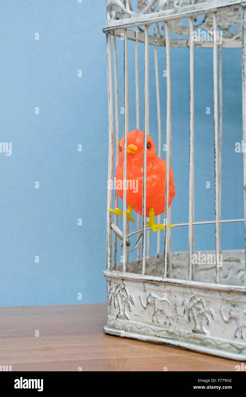 Plastische Vogel in einem Käfig Stockfoto