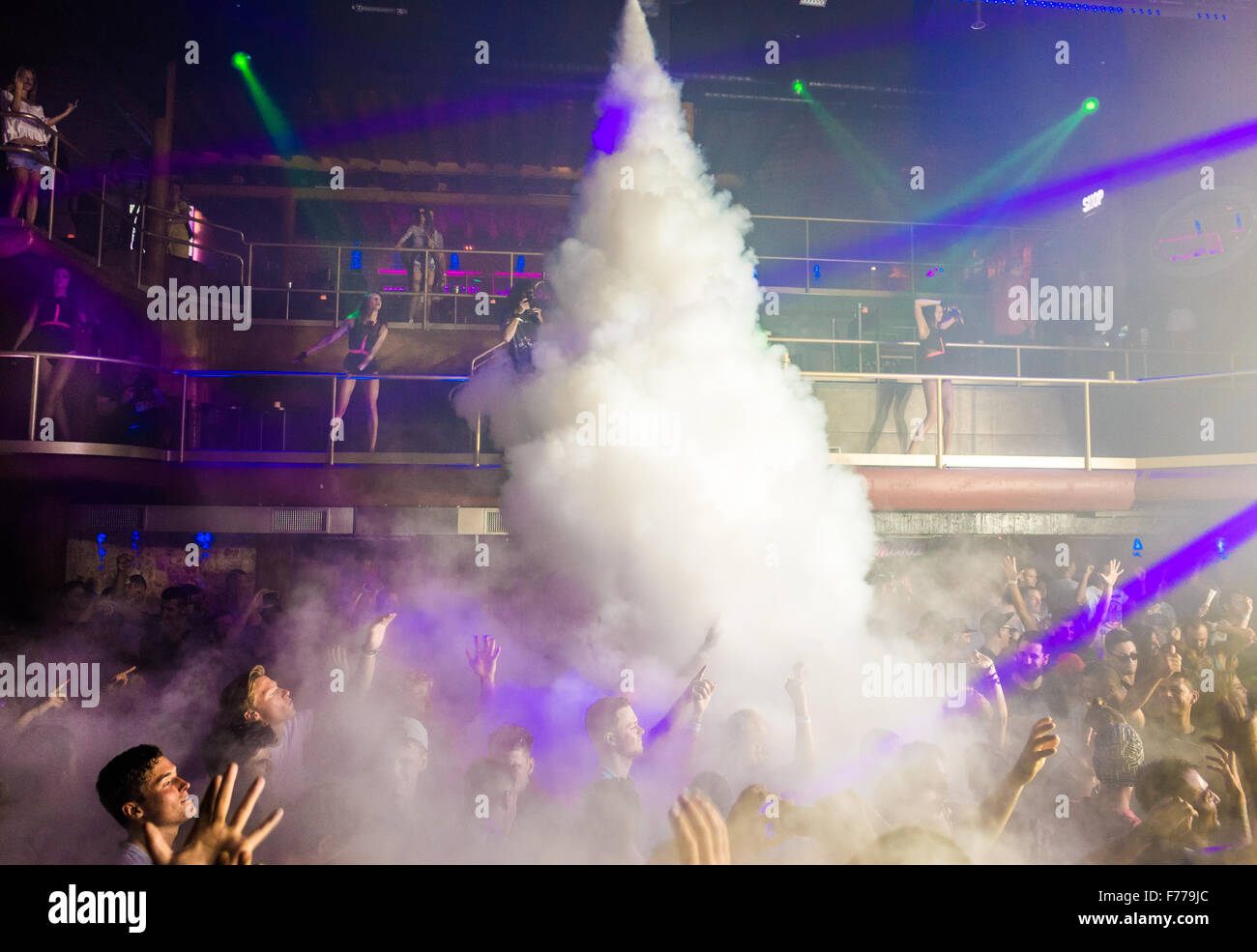 Leute auf der Tanzfläche im Club Amnesia auf Ibiza Stockfoto
