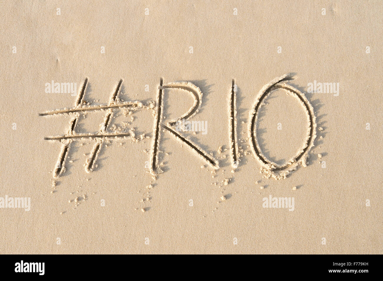 Hashtag-social Media-Nachricht für Rio geschrieben im weichen Sand am Strand von Rio De Janeiro, Brasilien Stockfoto