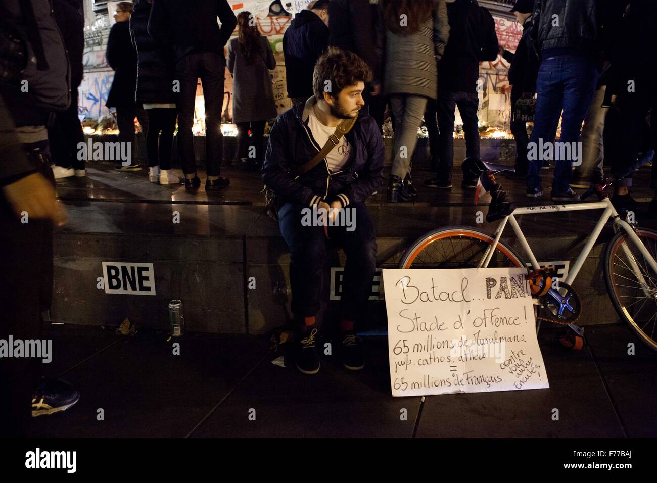 Paris am Place De La République, Trauer, nachdem 129 Menschen getötet, in eine Welle von Terroranschlägen am Freitagabend worden waren 13.11.15 ein Stockfoto