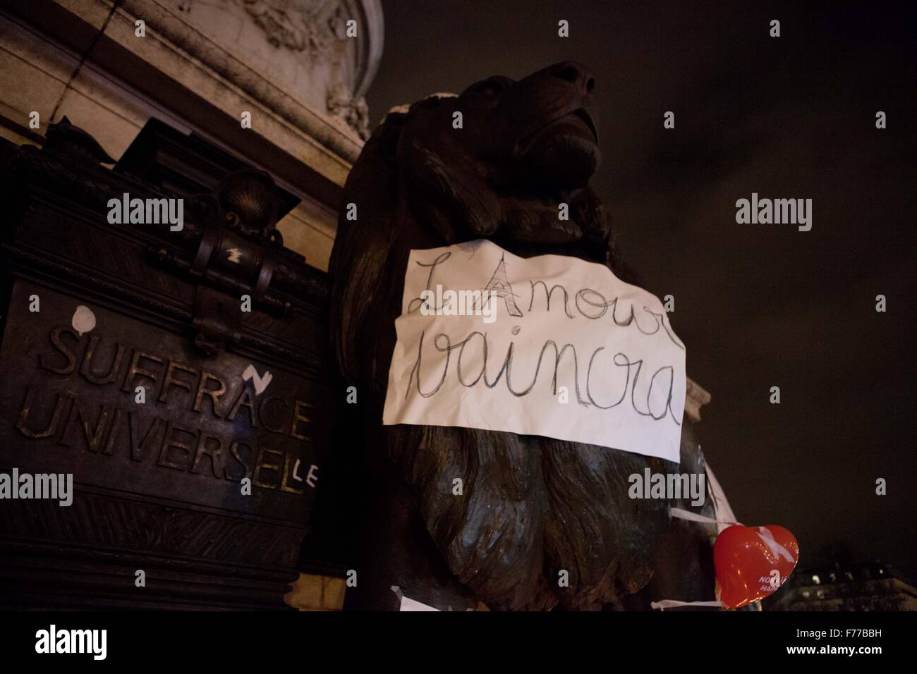 Paris am Place De La République, Trauer, nachdem 129 Menschen getötet, in eine Welle von Terroranschlägen am Freitagabend worden waren 13.11.15 ein Stockfoto