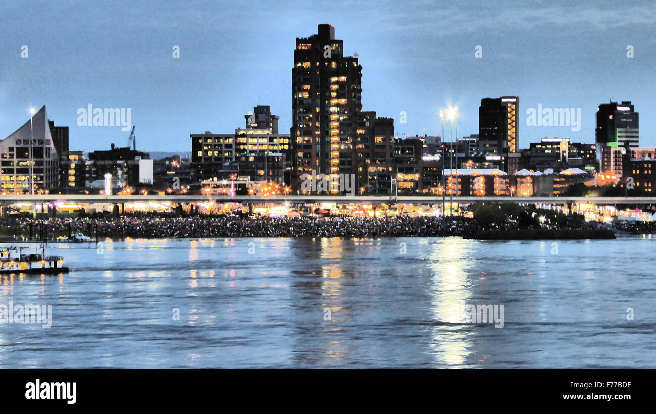 Donner über Louisville Skyline am Ohio River Stockfoto