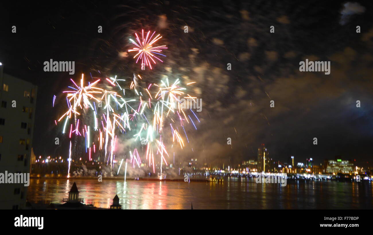 Donner über Louisville Feuerwerk über der Uferpromenade am Ohio river Stockfoto