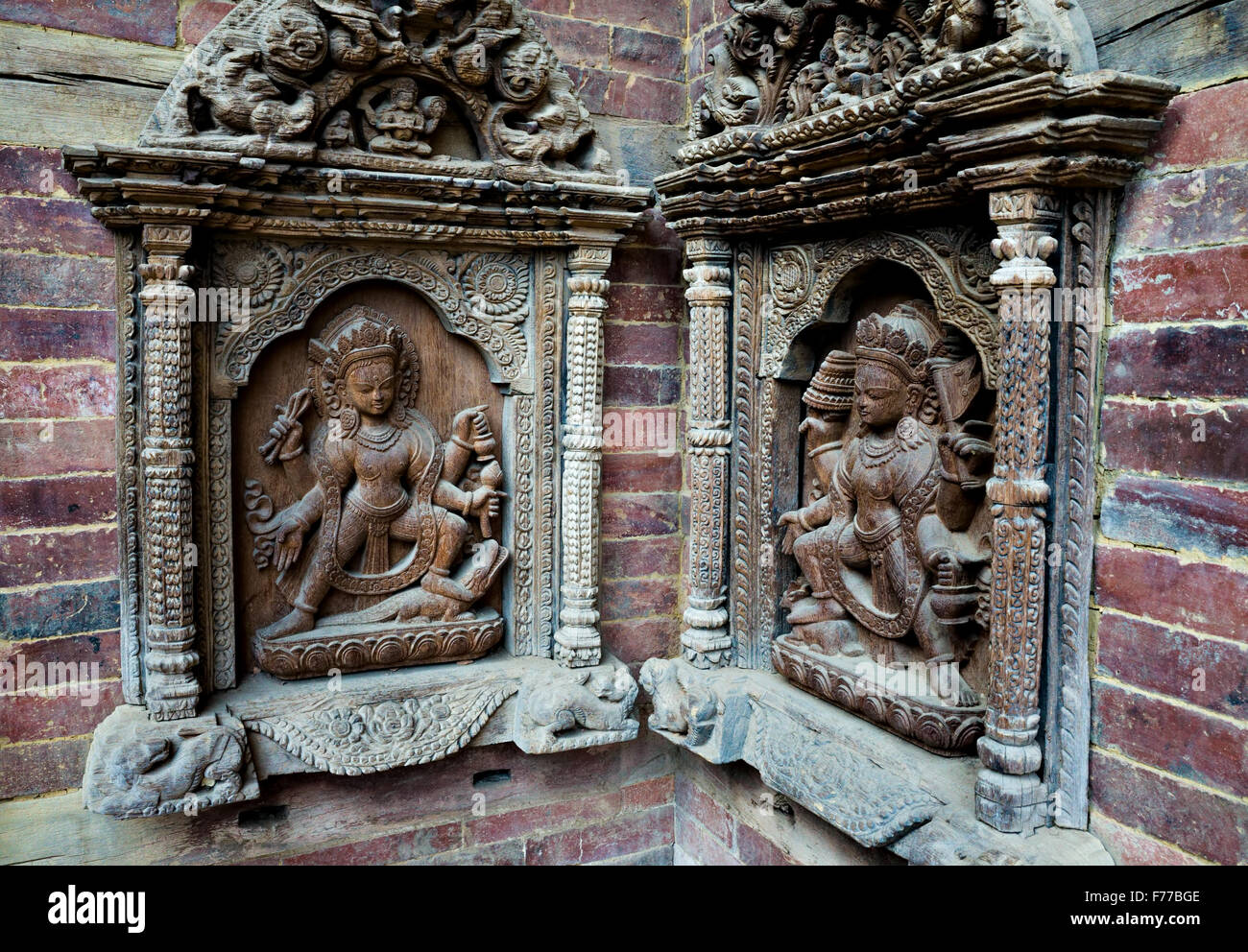 hinduistischen Göttinnen einander gegenüber auf einem Holzstück gefertigt Patan Museum, Patan, 2015, Nepal Stockfoto