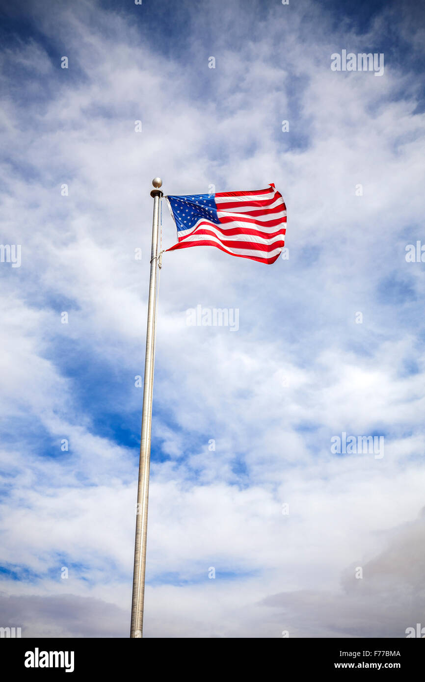 Amerikanische Flagge auf blauen Wolkenhimmel mit Vignetten-Effekt. Stockfoto