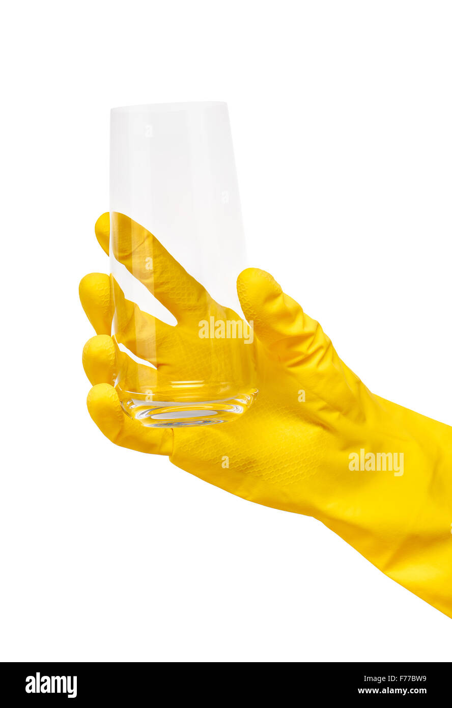 Nahaufnahme des weiblichen Hand in gelben Gummischutz Handschuh hält sauber transparent Trinkglas vor weißem Hintergrund. Stockfoto