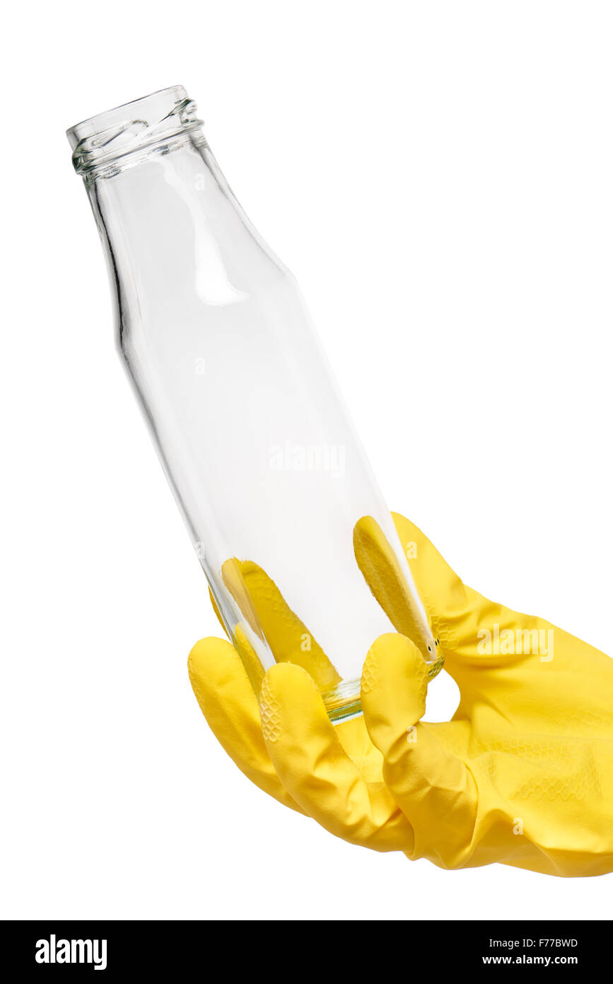 Nahaufnahme von weiblicher Hand in gelben schützende Gummihandschuh mit leeren sauberen transparentem Glas Milchflasche gegen weiß Stockfoto