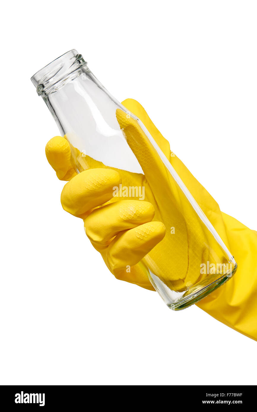 Nahaufnahme von weiblicher Hand in gelben schützende Gummihandschuh mit leeren sauberen transparentem Glas Milchflasche gegen weiß Stockfoto