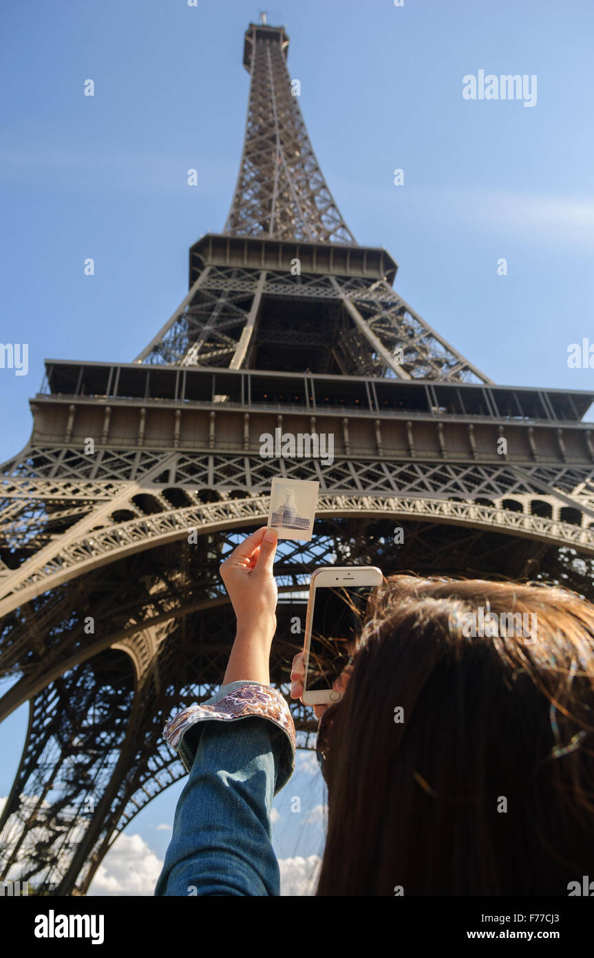 Weibliche Touristen Fotografieren Der Eiffelturm Mit Ihrem Iphone Polaroid Foto In Den Rahmen Der Sie Zuvor Genommen Hatte Stockfotografie Alamy