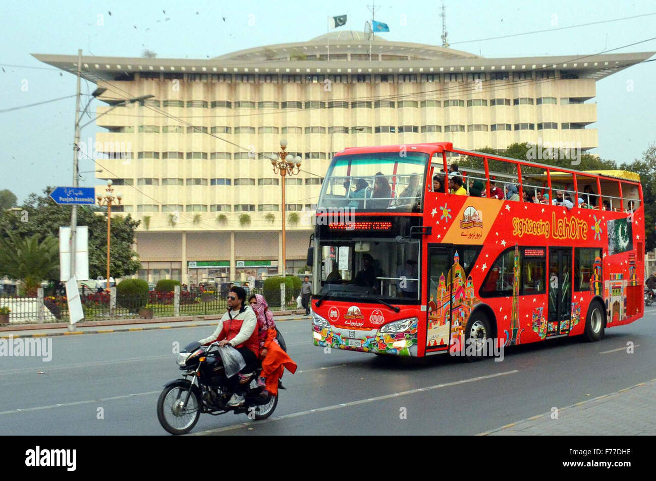 Die Leute reisen auf Doppeldecker-Bus-Service nach der erste Tourist Doppeldecker-Bus-Service in der Mall Road in Lahore am Donnerstag, 26. November 2015 von Chief Minister Punjab eingeweiht. Stockfoto