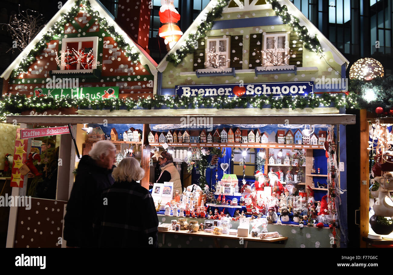Bremen, Deutschland. 23. November 2015. Besucher an einem Stand auf dem Weihnachtsmarkt-Markt in Bremen, Germany, 23. November 2015. Foto: CARMEN JASPERSEN/DPA/Alamy Live-Nachrichten Stockfoto