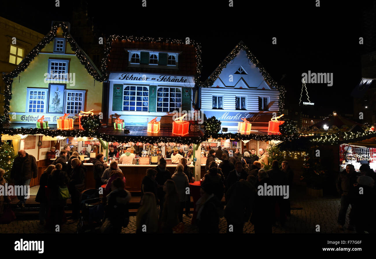 Bremen, Deutschland. 23. November 2015. Besucher auf dem Weihnachtsmarkt-Markt in Bremen, Germany, 23. November 2015. Foto: CARMEN JASPERSEN/DPA/Alamy Live-Nachrichten Stockfoto