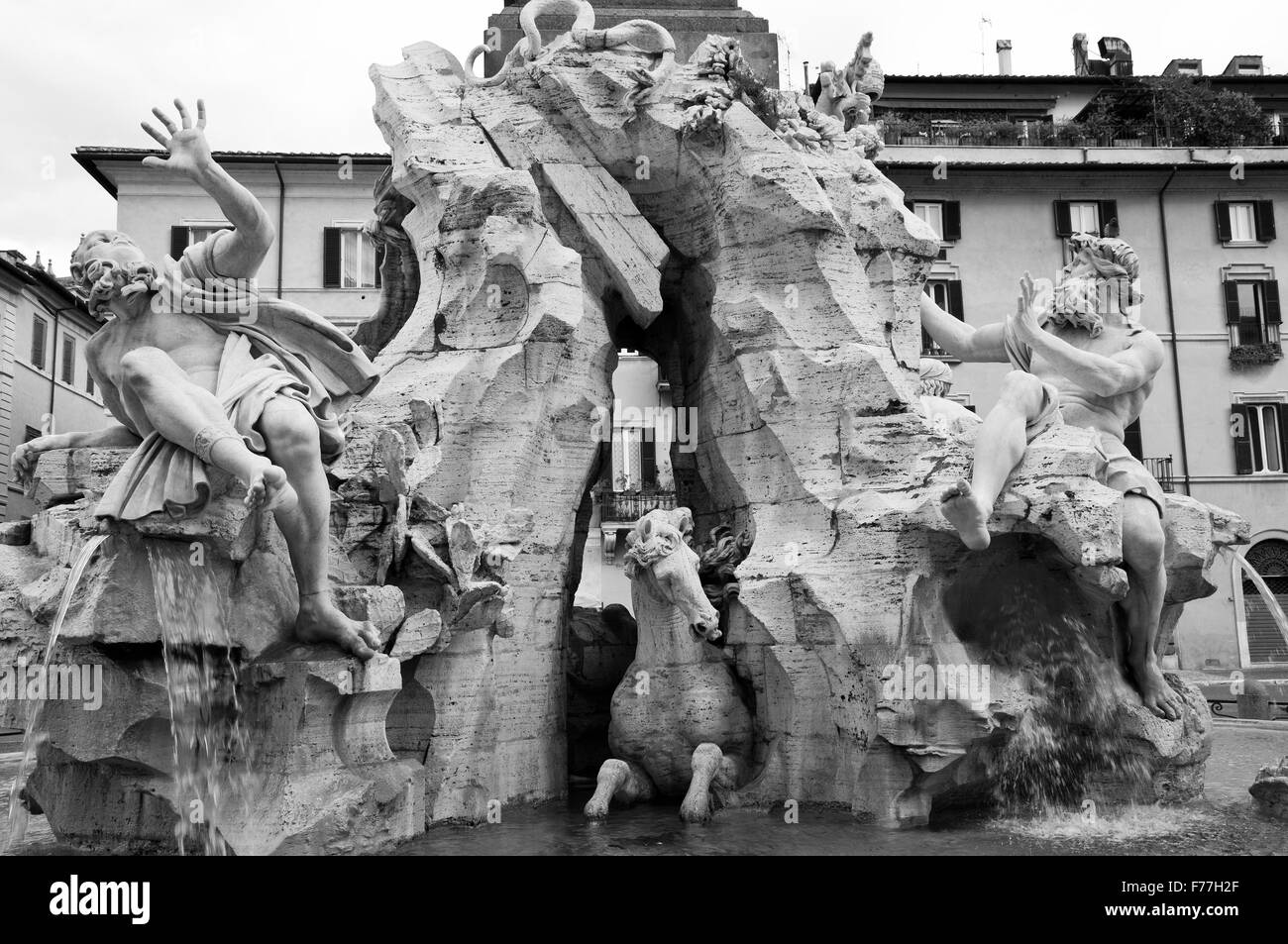Piazza Navona, Rom, Italien vier Fluss Brunnen in schwarz / weiß Stockfoto