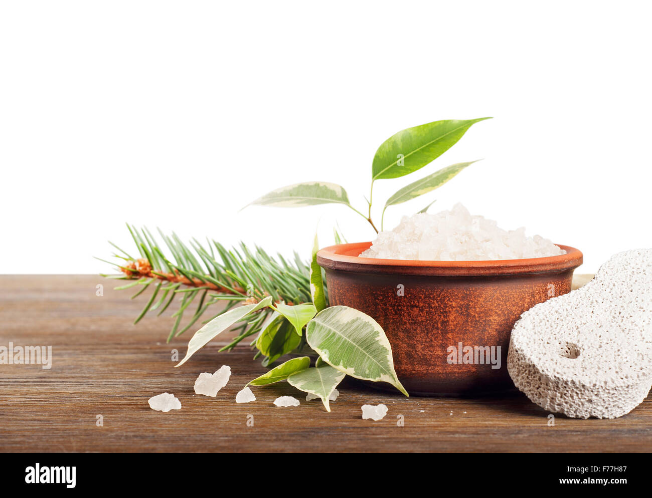 Aromatisches Bad Salz und Bims Stein auf einem hölzernen Hintergrund Stockfoto