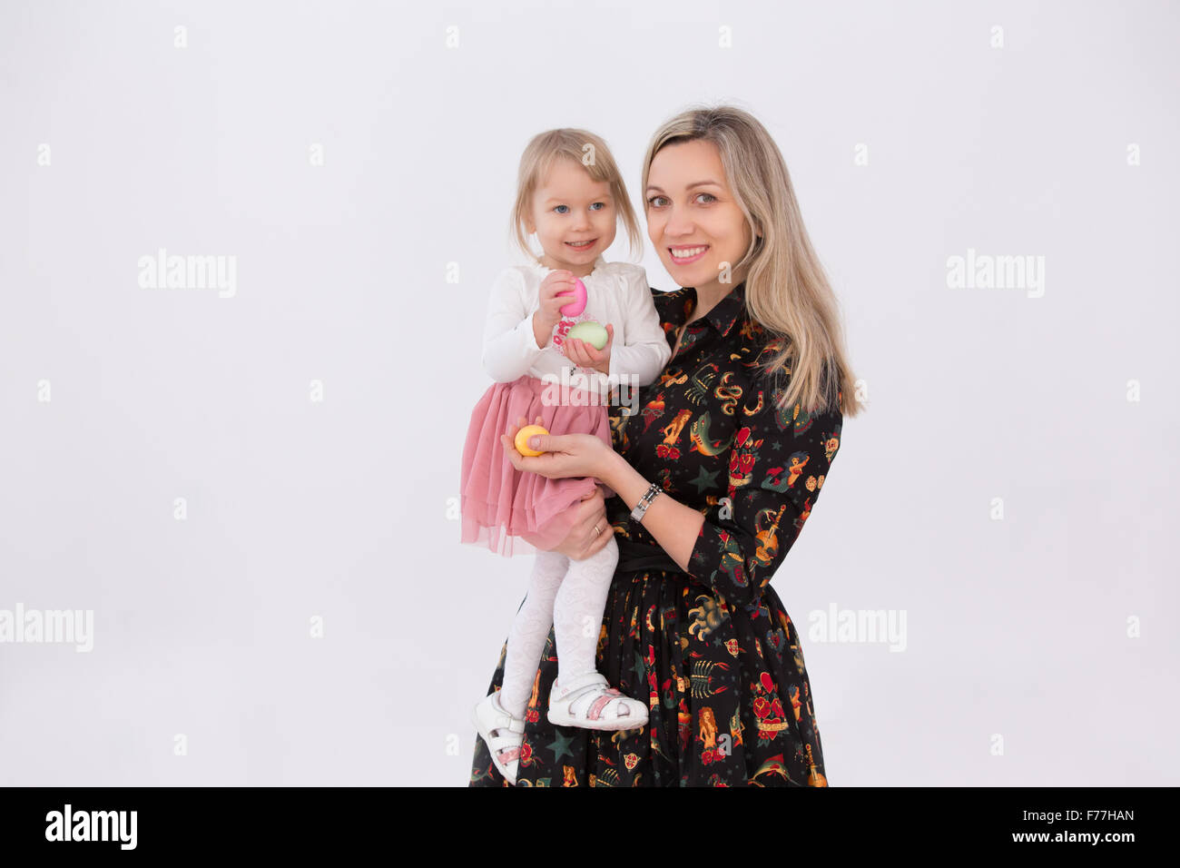 Mutter und Tochter feiern Sie Ostern in hellen Raum Stockfoto