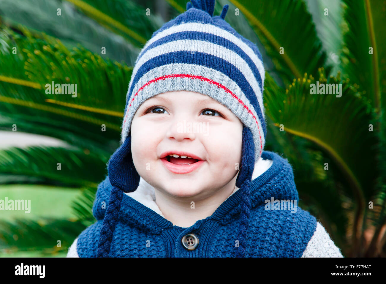 glückliches Kind ein Jahr alt im Freien im Frühjahr oder Herbst Porträt Stockfoto