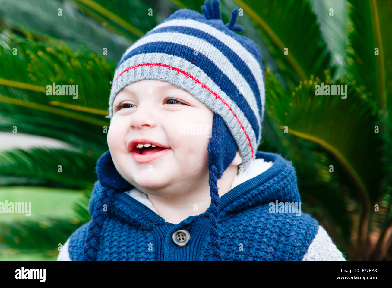 glückliches Kind ein Jahr alt im Freien im Frühjahr oder Herbst Porträt Stockfoto