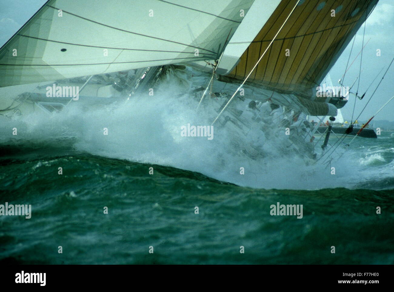 AJAX-NEWS-FOTOS - 1985, COWES, ENGLAND - START DES FASTNET RACE - SIMON LE BON MAXI YACHT TROMMEL NIMMT EINE SCHLAGEN IN SCHWERER SEE. DIE YACHT KENTERTE EIN PAAR STUNDEN, NACHDEM DIESES FOTO GEMACHT WURDE, NACHDEM SIE KIEL VOR DER KÜSTE VON DEVON VERLOREN. FOTO: JONATHAN EASTLAND/AJAX REF: 22506 / 38 Stockfoto