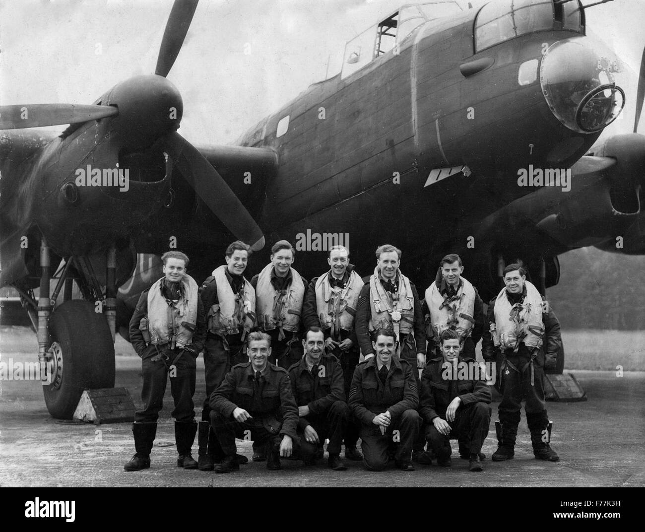 2. Weltkrieg RAF Bomber Crew von 138 Geschwader Bomber-Befehl mit Lancaster bei Tuddenham 1945 Stockfoto