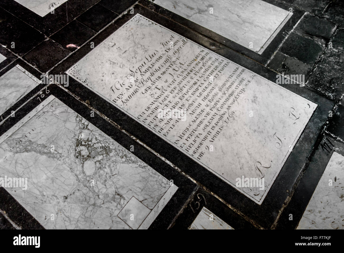 18. Jahrhundert Inschrift in lateinischer Sprache auf weißen Marmor Grabstein / eingeschnitten, Platte in Saint Bavo Kathedrale, Gent, Flandern, Belgien Stockfoto