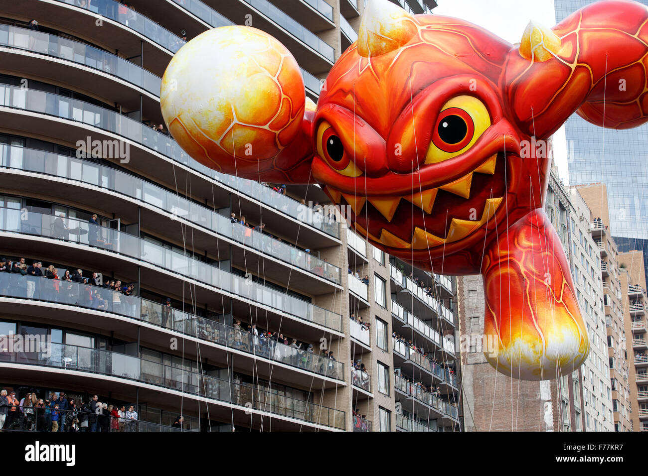 New York, USA. 26. November 2015. Foto aufgenommen am 26. November 2015, zeigt die Ballons "Skylanders" ist während der 89. Macy's Thanksgiving Day Parade in New York, die Vereinigten Staaten gesehen. Bildnachweis: Li Muzi/Xinhua/Alamy Live-Nachrichten Stockfoto