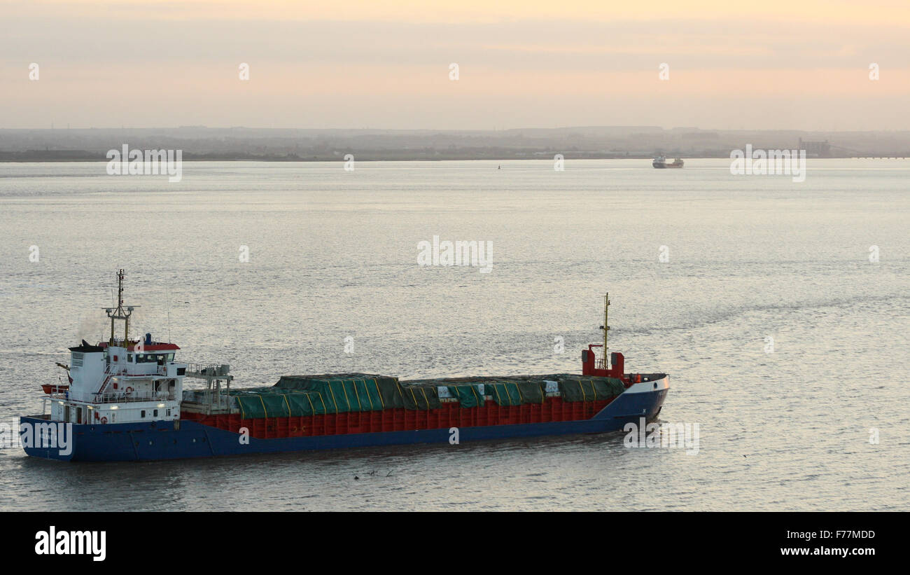 Nordsee, 'Helene g' Stückgut-Schiff im Hafen von Rotterdam bei Sonnenaufgang mit Versand, bulk-Container-Schlepper Stockfoto