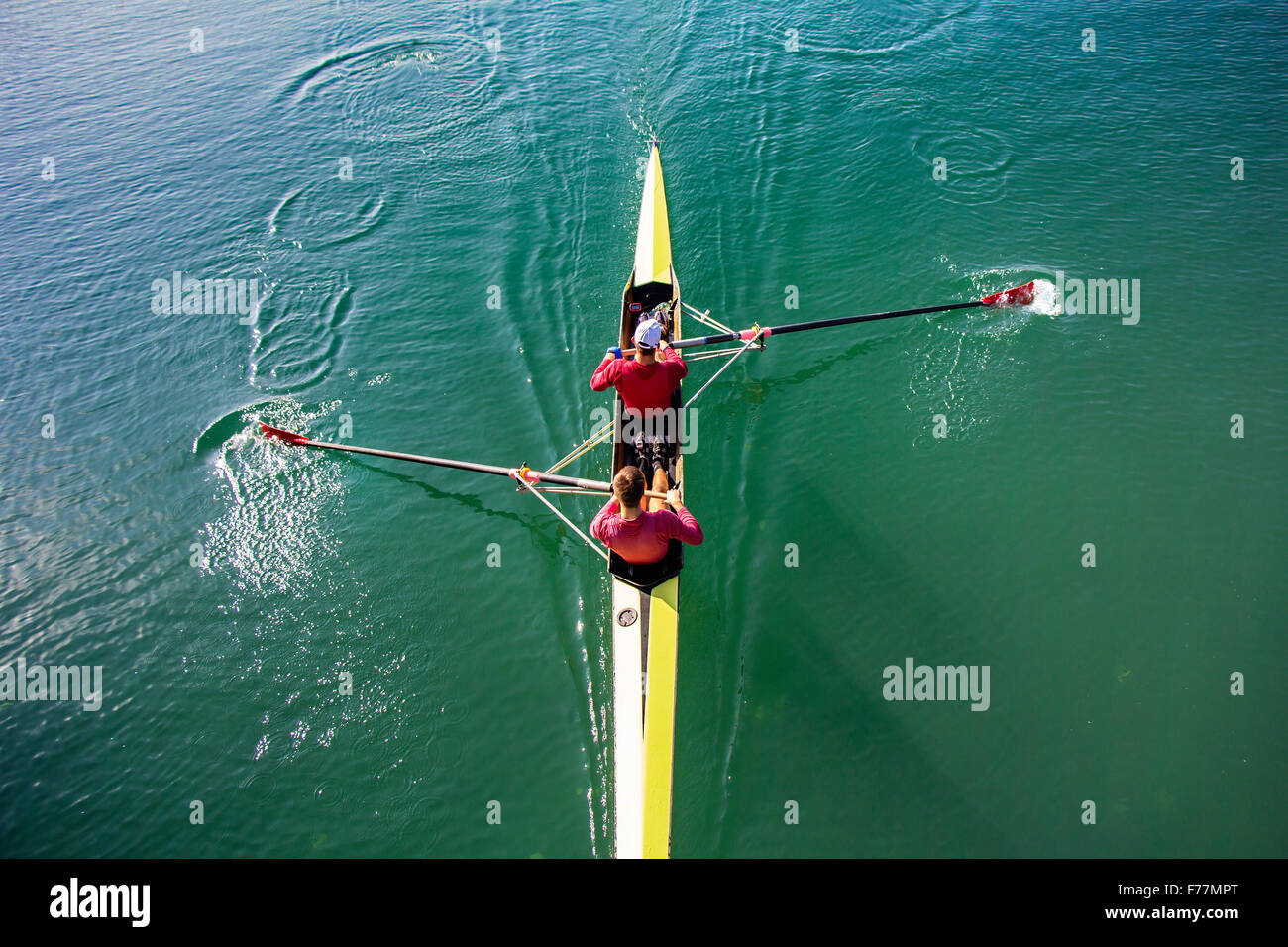 Boot Rudern Zwei Mann in einem Boot rudern auf dem ruhigen See Stockfotografie - Alamy