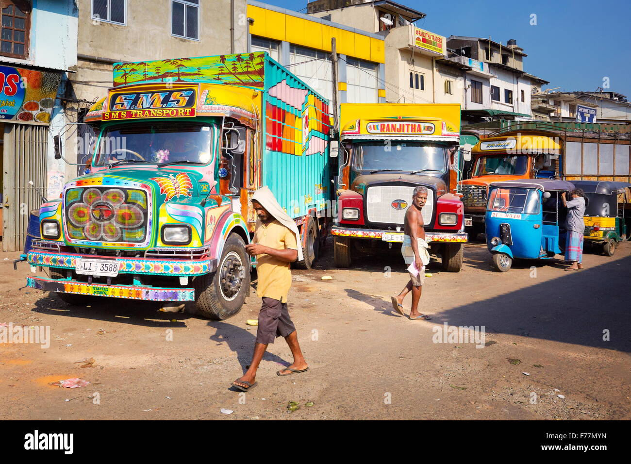 Sri Lanka - Colombo, farbige Transport-LKW in der Nähe des Marktes Stockfoto