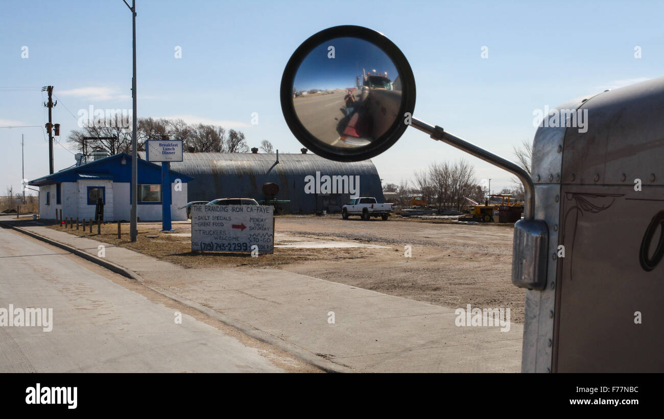 Das Brandeisen Ca-Faye, Hugo, Colorado, USA. LKW geparkt auf US287 mit Blick auf das Café mit einer ungewöhnlichen Schreibweise Stockfoto