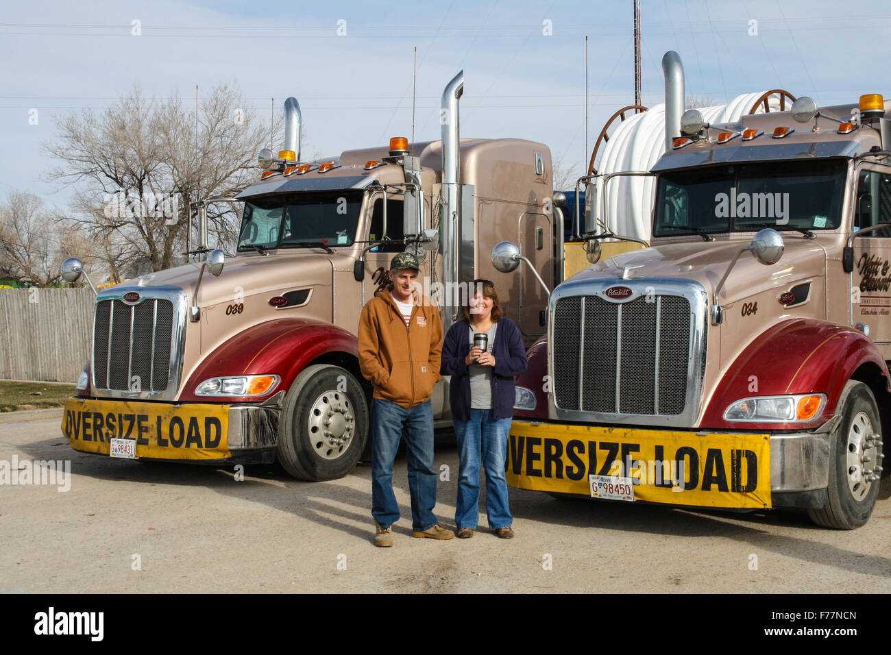 Ausländische LKW-Fahrer posieren neben ihre "Watt und Stewart" kanadische Firma Peterbilt Trucks in Dalhart, Texas, USA Stockfoto
