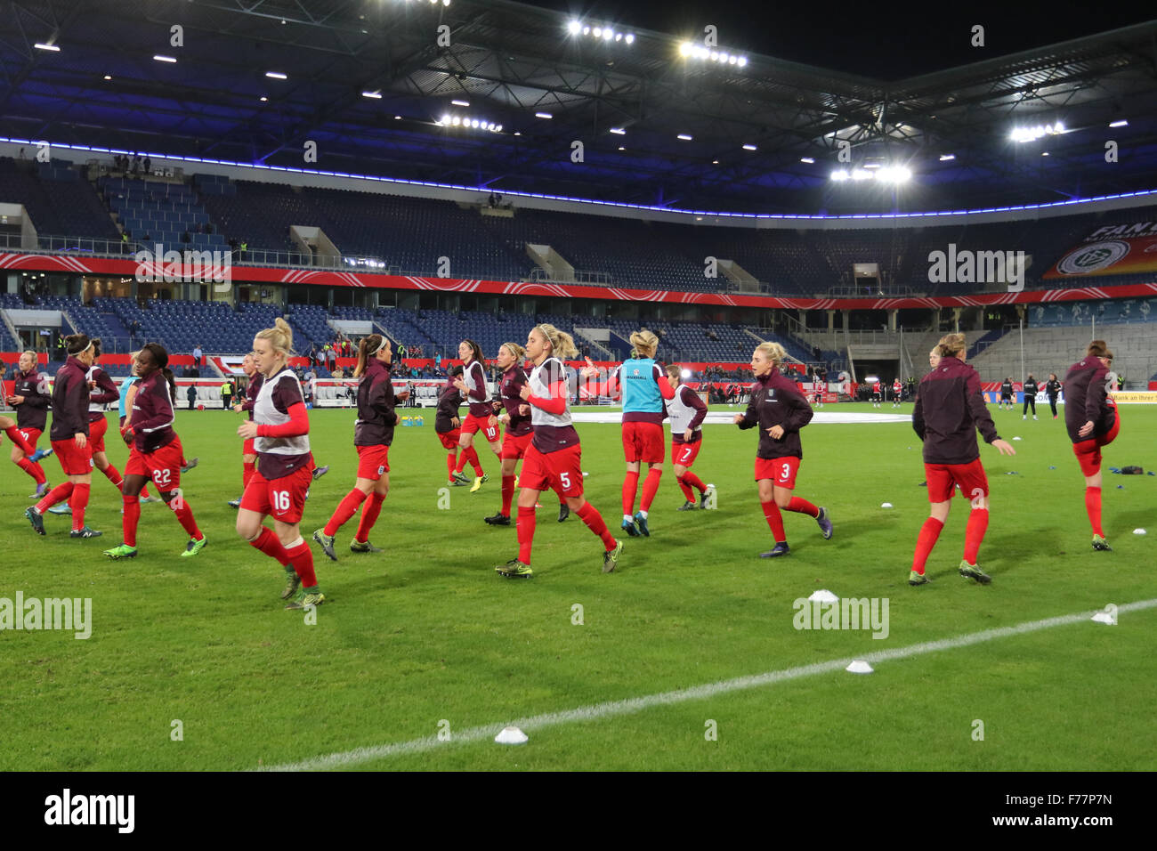 Schauinsland-Reisen-Arena, Duisburg, Deutschland. 26. November 2015. Womens International Friendly. Deutschland gegen England. England in die Heimat des MSV Duisburg Aufwärmen. Bildnachweis: Aktion Plus Sport/Alamy Live-Nachrichten Stockfoto