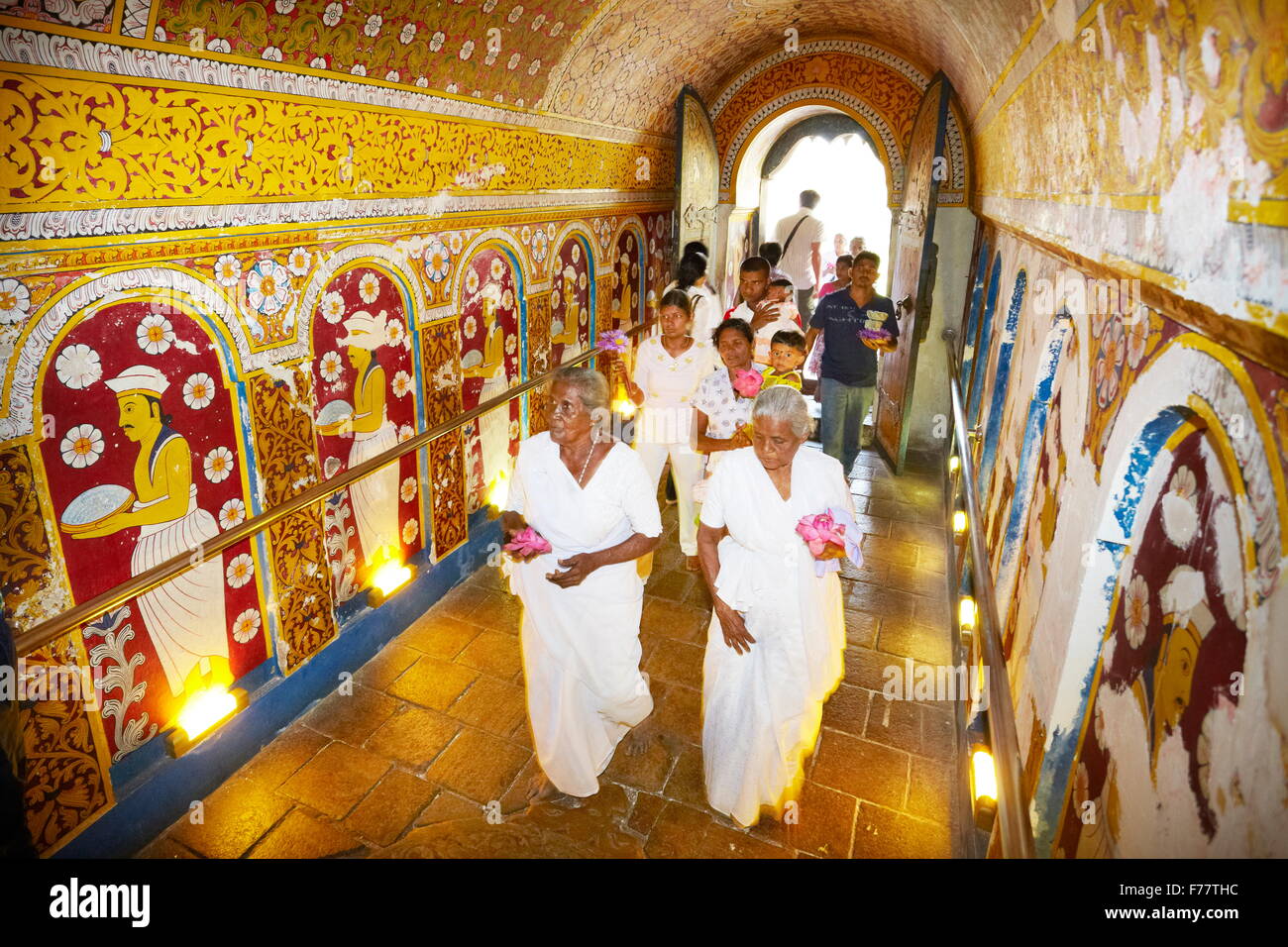 Sri Lanka, Kandy - Pilger kommen in die TempleTemple des Zahnes, buddhistischen Schrein, UNESCO Stockfoto