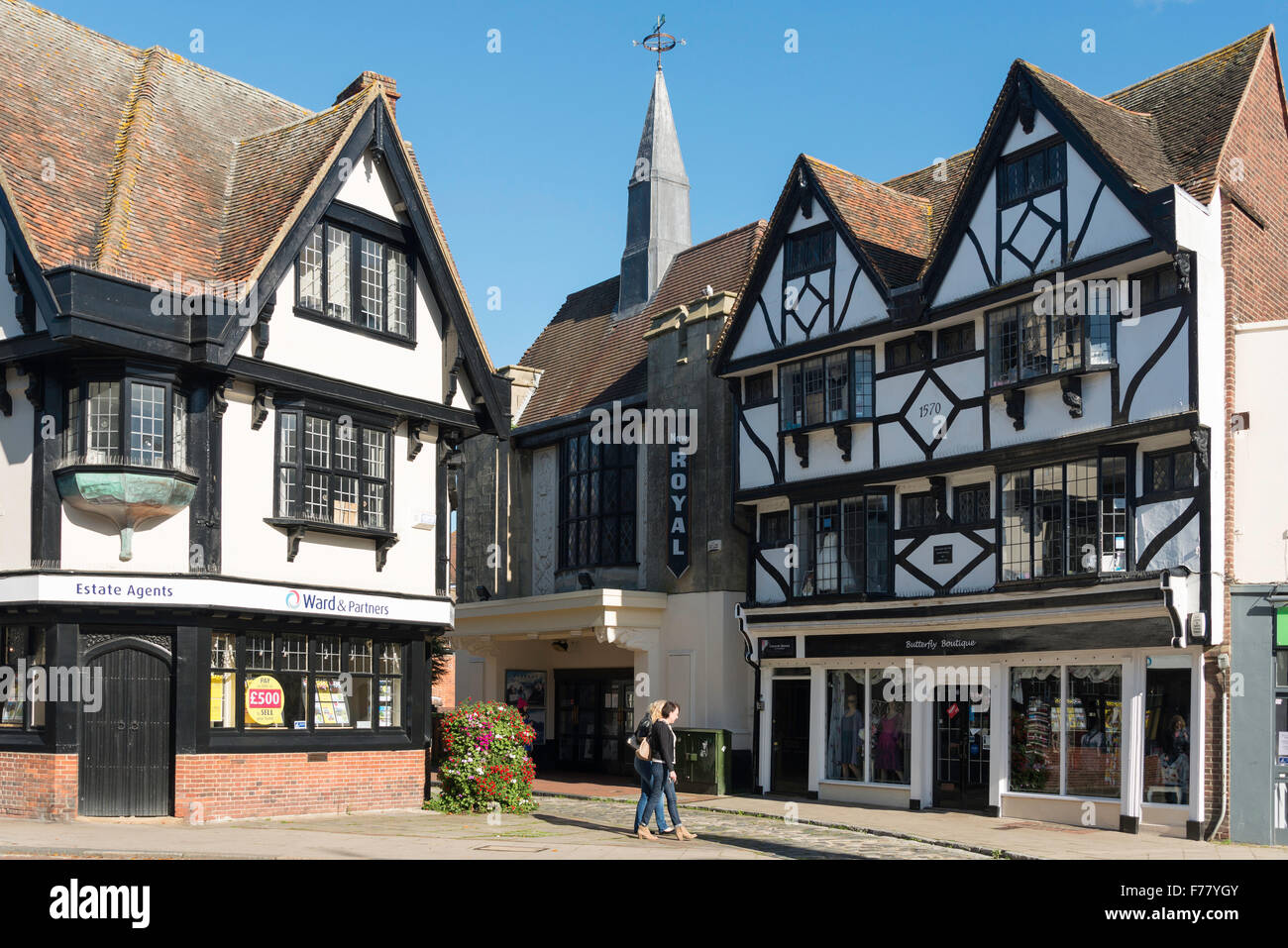 Tudor-Gebäude und neue Royal Cinema, Market Place, Faversham, Kent, England, Vereinigtes Königreich Stockfoto