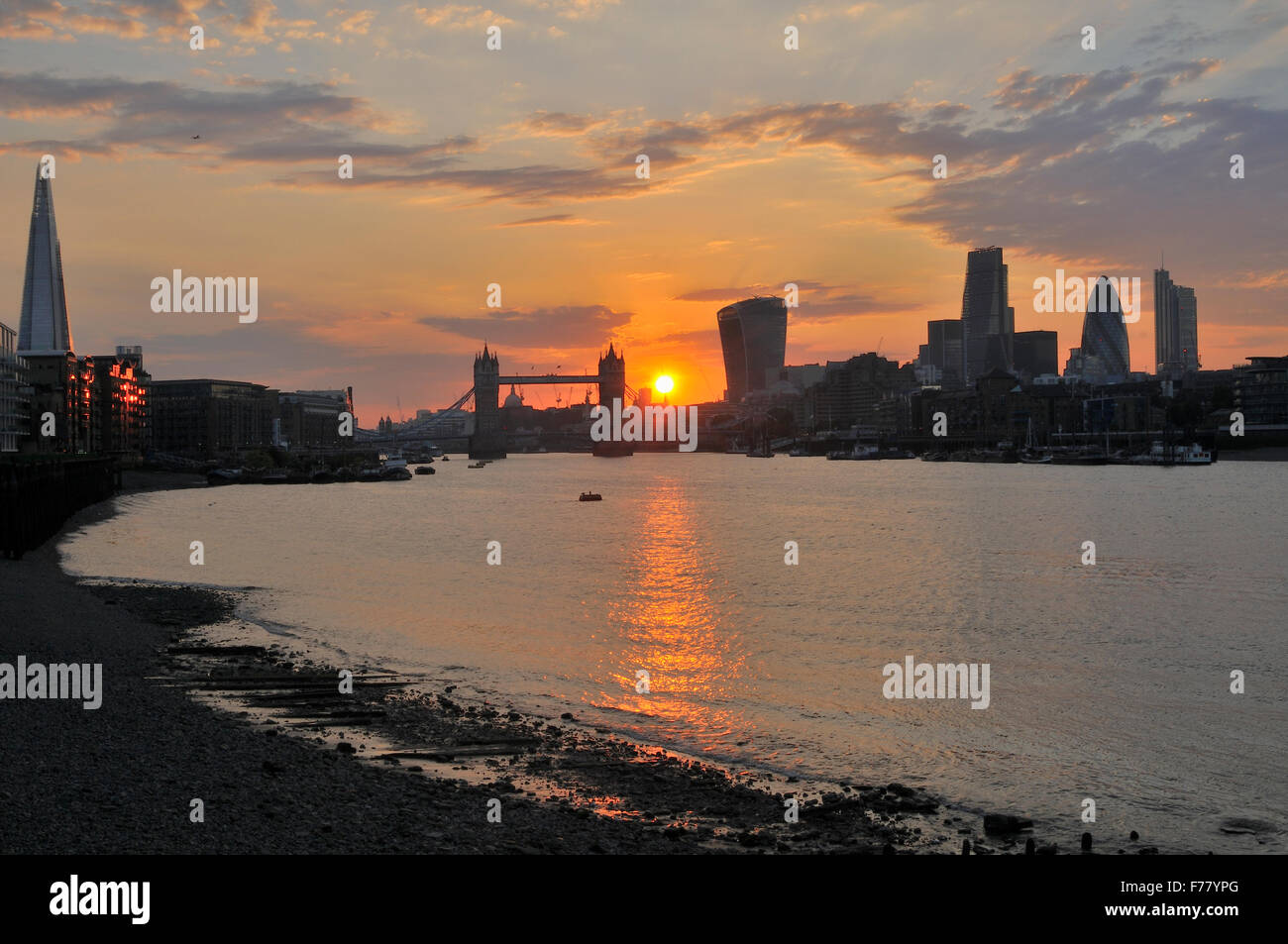 Die City of London und Tower Bridge bei Sonnenuntergang vom South Bank of the Thames, London, Großbritannien Stockfoto