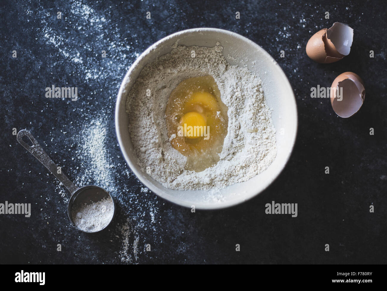 Ei und Mehl mischen in einer Schüssel Stockfoto