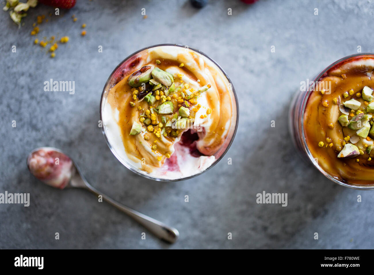 Sommer Beeren Joghurt Narren Dessert mit Buchweizenhonig. Stockfoto